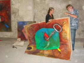 Het ophangen van werken in de Eleni Kerk voor het Festival Moderne Kunst Mustafapasa
